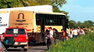 ¡15 PASAJEROS Y ESTUDIANTES GOLPEADOS POR CAMIONAZO!