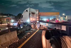 ¡“MONSTRUO” DESTROZADO AL IMPACTARSE CONTRA MURO DE LA AUTOPISTA!