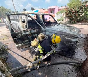 ¡SE INCENDIA CAMIONETA EN VALLE ALTO!