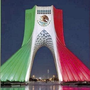 ¡TORRE AZADI, SÍMBOLO ARQUITECTÓNICO DE IRÁN, SE ILUMINA CON LOS COLORES DE MÉXICO POR SU INDEPENDENCIA!