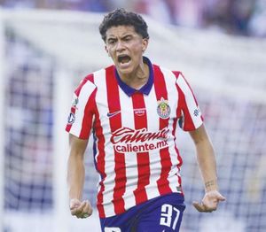 ¡CHIVAS GOLEA 3-0 AL ATLÉTICO DE SAN LUIS Y ES SUBLÍDER!