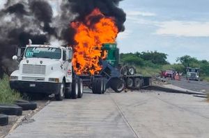 ¡COLISIONAN TRÁILERES Y SE INCENDIAN EN EL KM 13.5!