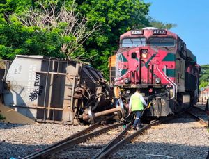¡LOCOMOTORA IMPACTA A VAGÓN Y LO DEJÓ VOLCADO!
