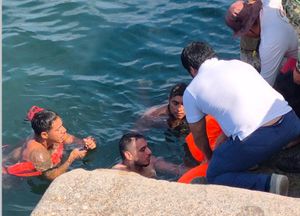 ¡RESCATAN A HOMBRE DEL MAR EN EL MALECÓN!
