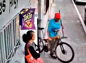 ¡PAREJA DE ABUELITOS SE ROBAN LA BICI DEL VECINO!