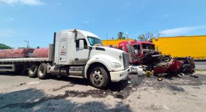 ¡SE ESTRELLARON DOS “MONSTRUOS” UNO ACABÓ DESTROZADO EN LA AUTOPISTA!
