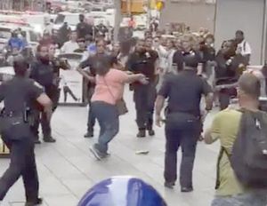 ¡ABATE POLICÍA A MUJER QUE APUÑALÓ A DOS PERSONAS EN EL TIMES SQUARE!