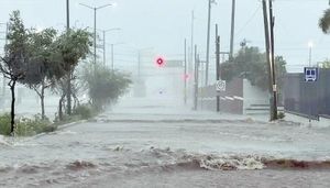 ¡HURACÁN 'POLO' TOCA TIERRA EN GUAYMAS, Y SUMERGE LA CIUDAD!