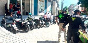 ¡ASEGURAN SEIS MOTOS EN LA BANQUETA DE UNA UNIVERSIDAD!