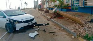 ¡DERRIBA POSTE EN EL MALECÓN!