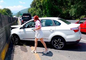 ¡JOVEN CONDUCTORA SE IMPACTÓ CONTRA MURO DE LA AUTOPISTA!