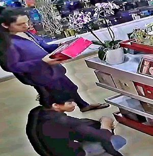 ¡PAREJA DE FARDEROS ROBAN PERFUMES FINOS!