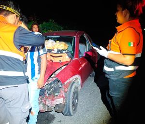¡POR FRENÓN DE TRÁILER AUTO SE IMPACTÓ CONTRA MURO!