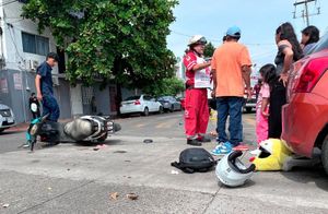 ¡MOTOCICLISTAS HERIDOS AL IMPACTARSE CONTRA AUTO!