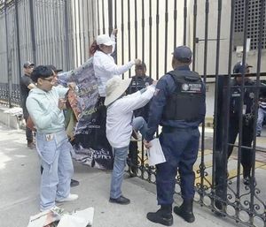 ¡BLOQUEAN BUSCADORAS EN SEGOB POR DESPLANTE DE FISCAL!