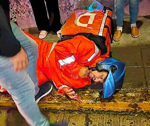 ¡DE UN TRANCAZO BAJAN DE LA MOTO A REPARTIDOR!