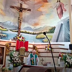 ¡CAE CRUZ EN IGLESIA!