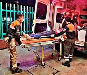 ¡MAMÁ Y SU JOVEN HIJO HERIDOS AL IMPACTAR SU MOTOCICLETA CONTRA VACA!