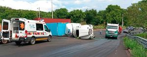 ¡VOLCÓ TRÁILER EN PASO DE OVEJAS!