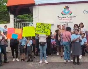 ¡NO TIENEN MAESTROS! - *Desde hace ocho meses en el  Centro de Atención Múltiple "Estefanía Castañeda"