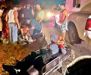 ¡CAMIONETA LES PEGA POR ATRÁS Y SALEN VOLANDO DE LA MOTO!