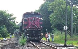 ¡RAPIÑA DE CHEVES! - TREN EMBISTIO UN TRACTOCAMION CARGADO CON 30 TONELADAS DE CERVEZAS