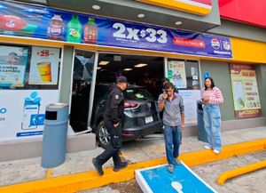 ¡CAMIONETA SE METIÓ A LA TIENDA!