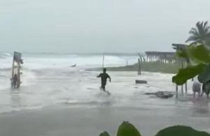 ¡RESCATAN A 2 MENORES EN LA PLAYA DE CAZONES!