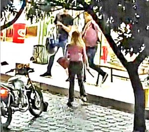¡MUJER INTOXICADA INTENTÓ APUÑALAR A ESTUDIANTES DE BACHILLERATO!