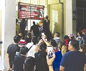 ¡PROTESTAN Y EN LA MADRUGADA!