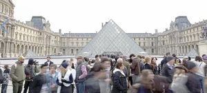 ¡BLOQUEAN MANIFESTANTES MUSEO LOUVRE EN PARÍS!