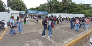 ¡EVACUAN A 6 MIL ESTUDIANTES DEL TECNO POR MATERIAL PELIGROSO EN LABORATORIO!