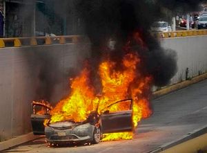 ¡SE INCENDIA VEHÍCULO EN LA AVENIDA LÁZARO CÁRDENAS DE XALAPA!