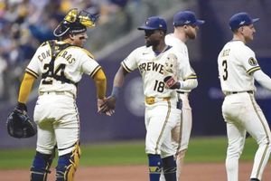 ¡TOMAN VENTAJA BREWERS SOBRE DODGERS LA, 2-1!
