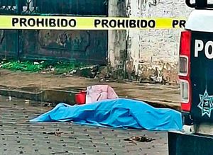 ¡ABUELITA CAE AL PISO Y MURIÓ DESNUCADA!
