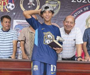 ¡DIEGO GARCÍA RECIBE TROFEO DE GOLEADOR!