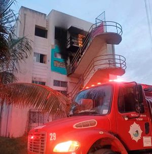 ¡RESCATAN A MENOR DE VIVIENDA EN LLAMAS EN COLINAS DE SANTA FE!