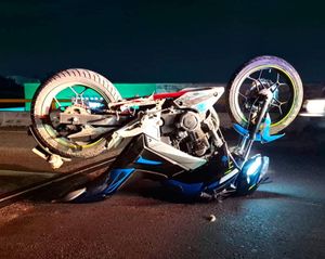 ¡CHOCAN MOTOCICLISTAS EN PUENTE DE LAS AMAPOLAS!
