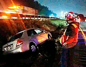 ¡SE SALE DE LA AUTOPISTA POR UN “PESTAÑAZO”!