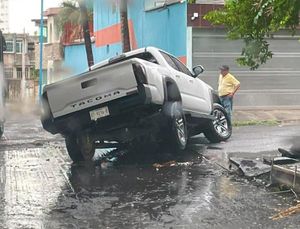 ¡SOCAVONES SE TRAGARON DOS VEHÍCULOS EN BOCA DEL RÍO!
