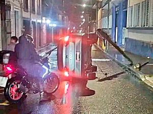 ¡LE PEGA A POSTE Y REVENTÓ CABLE DE ALTA TENSIÓN!