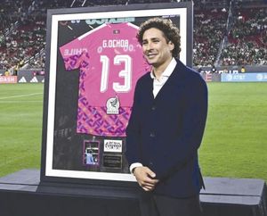 ¡RECIBE MEMO OCHOA HOMENAJE CON LA SELECCIÓN MEXICANA!
