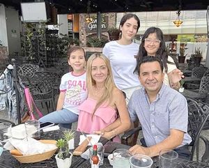 CECY GAONA CELEBRA AL LADO DE SU ADORADA FAMILIA