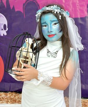 RISAS, DISFRACES Y DULCES