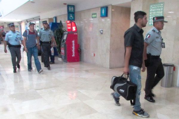 ASEGURA A CINCO GUATEMALTECOS EN EL AEROPUERTO