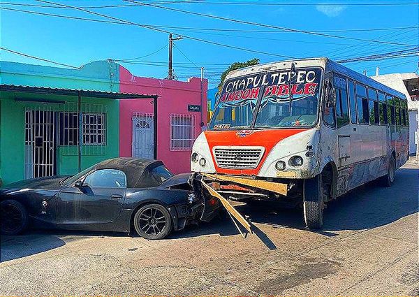 ¡CAMIÓN UBANO DE LA RUTA “CHAPULTEPEC” SE QUEDA SIN FRENOS Y SE ESTRELLA CON BMW!