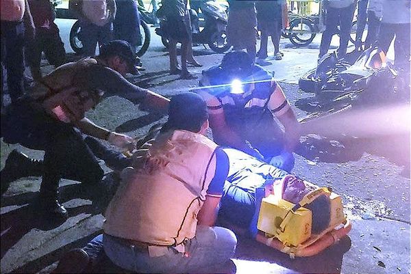 ¡GRAVE PAREJA DE MOTOCICLISTAS AL ESTAMPARSE CONTRA SUBURBAN!