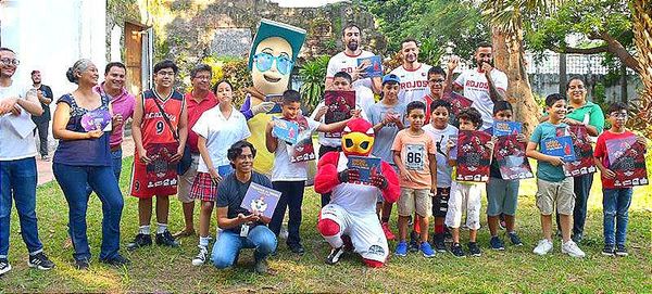 ¡BASQUETBOLISTAS Y NIÑOS EN CANASTA DE LECTURA!