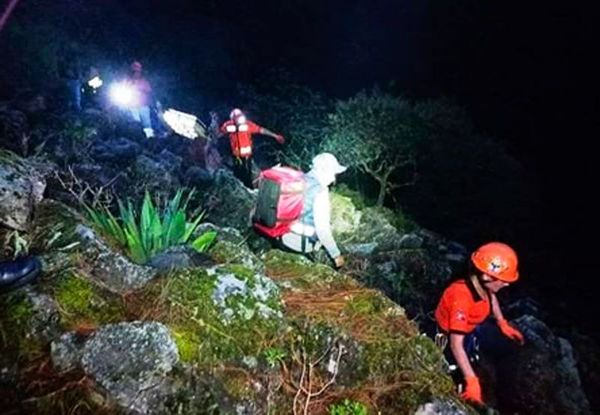 ¡Muere menor al caer al cráter del volcancillo!