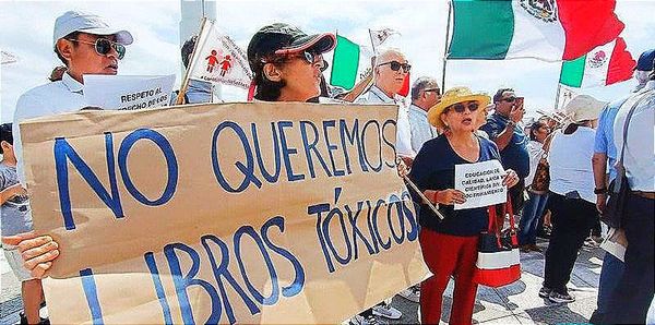 ¡Y PROTESTAN CONTRA LOS LIBROS DE TEXTO!